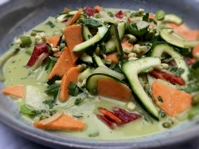 RAW & READY : Raw Green Thai Curry